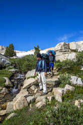 Mann und Frau wandern auf dem Piute Pass in der östlichen Sierra, Bishop, Kalifornien, USA - AURF07117