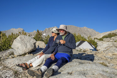 Mann und Frau zelten am Muriel Lake in der Eastern Sierra, Piute Pass, Bishop, Kalifornien, USA - AURF07119