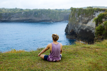 Mann übt Yoga an der Meeresküste, Nusa Penida, Bali, Indonesien - AURF07138