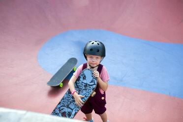 Kleines Mädchen mit Skateboard im Skatepark - AURF07143