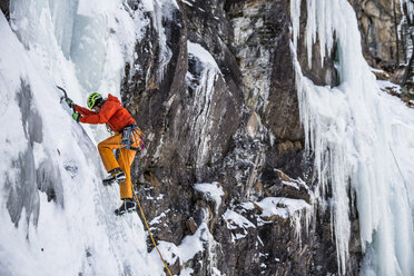 Mann beim Eisklettern in den österreichischen Alpen, Felbertauern, Salzburg, Österreich - AURF07146