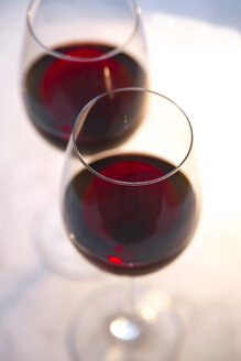 Zwei Gläser Rotwein - JTF01084
