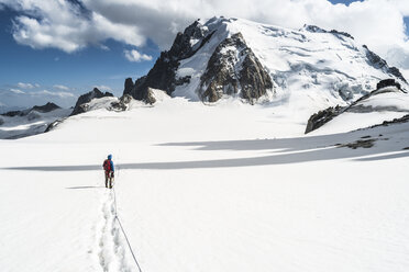 Bergsteiger in den schneebedeckten Bergen, Haute-Savoie, Frankreich - AURF07159