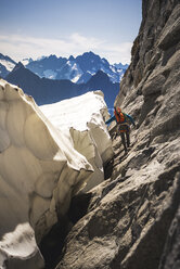 Bergsteiger, der um den Gletscherbergschrund am Fuße des Mount Torment geht, North Cascades National Park, Washington State, USA - AURF07160