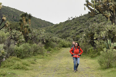 Mutter und Sohn wandern in natürlicher Umgebung, Tepeapulco, Hidalgo, Mexiko - AURF07161