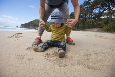 Mutter spielt mit einem kleinen Jungen am Waihi Beach im Orokawa Scenic Reserve, Neuseeland - AURF07180