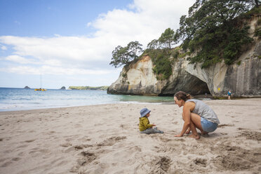 Mutter und Kind spielen am Strand, Hahei, Coromandel, Neuseeland - AURF07181