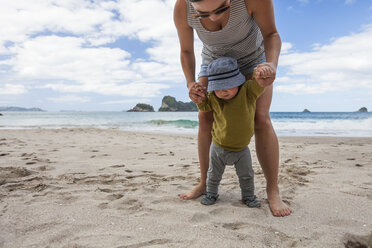 Mutter und Sohn spielen am Strand, Hahei, Coromandel, Neuseeland - AURF07182