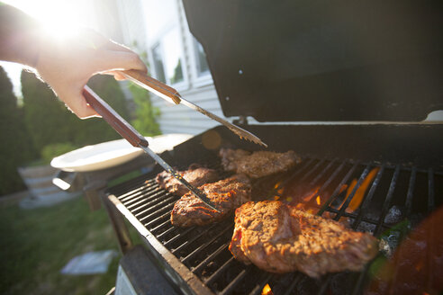 Fleisch auf dem Grill zubereiten - AURF07198