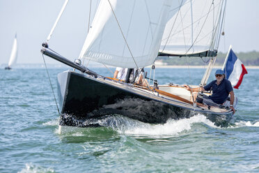 Männer segeln auf einem Segelboot durch die Bucht von Arcachon, Frankreich - AURF07201