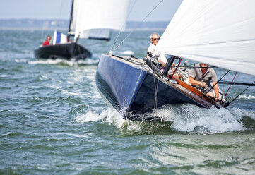 Männer segeln in einem Segelboot, Bucht von Arcachon, Frankreich - AURF07202