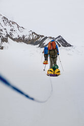 Bergsteiger ziehen Schlitten auf dem unteren Kahiltna-Gletscher in den Bergen der Alaska Range, Denali National Park, Alaska, USA - AURF07207