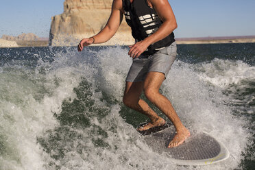 Mann beim Wakesurfen am Lake Powell, Utah, USA - AURF07212