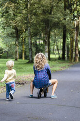 Mutter und Sohn fahren mit dem Fahrrad im Park, Bedugul, Bali, Indonesien - AURF07216