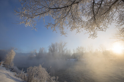 Aufsteigender Nebel über dem Salmon River in der Winterdämmerung, Salmon, Idaho, USA - AURF07221