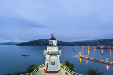 Neuseeland, Südinsel, Canterbury, Banks Peninsula, Akaroa Leuchtturm in der Abenddämmerung - MKFF00388