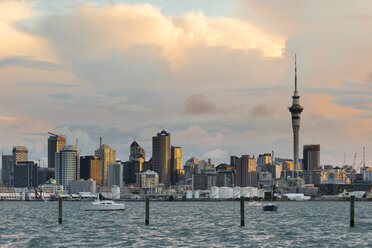 Neuseeland, Nordinsel, Auckland, Skyline von Auckland am Abend - MKFF00389