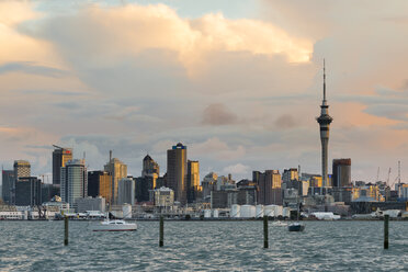New Zealand, North Island, Auckland, Auckland skyline in the evening - MKFF00389