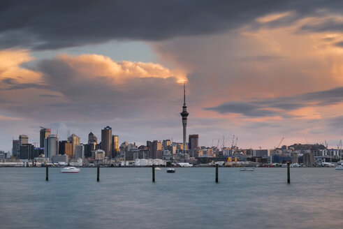 Neuseeland, Nordinsel, Auckland, Skyline von Auckland in der Abenddämmerung - MKFF00390