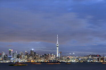 Neuseeland, Nordinsel, Auckland, Skyline von Auckland in der Abenddämmerung - MKFF00391