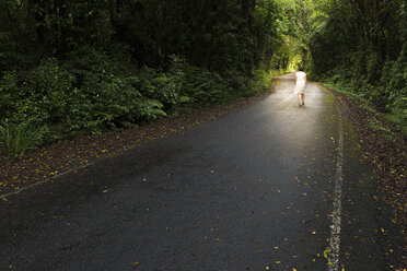 Neuseeland, Nordinsel, Egmont National Park, Frau geht auf Straße - MKFF00393