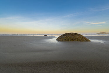 Neuseeland, Otago Küste, Moeraki Boulders am Koekohe Strand mit Himmel bei Sonnenaufgang - MKFF00394