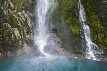 Neuseeland, Südinsel, Stirling Falls am Milford Sound, Fjordland National Park - MKFF00399