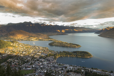 Neuseeland, Südinsel, Queenstown und Lake Wakatipu bei Sonnenuntergang, lizenzfreies Stockfoto