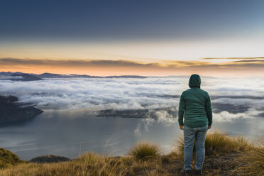 Neuseeland, Südinsel, Wanaka, Otago, Frau auf Coromandel Peak bei Sonnenaufgang - MKFF00408