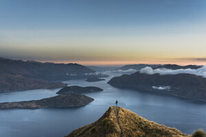 Neuseeland, Südinsel, Wanaka, Otago, Frau auf Coromandel-Gipfel bei Sonnenaufgang - MKFF00409