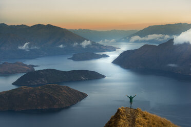 Neuseeland, Südinsel, Wanaka, Otago, Frau auf Coromandel-Gipfel bei Sonnenaufgang - MKFF00410