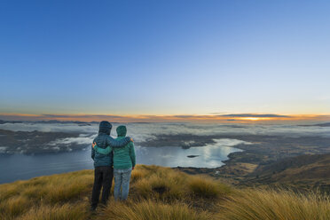 Neuseeland, Südinsel, Wanaka, Otago, Pärchen auf Coromandel Peak bei Sonnenaufgang - MKFF00412