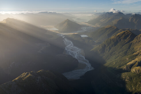 Neuseeland, Südinsel, Otago, Wanaka, Luftaufnahme von Mount Alfred und Lake Wakatipu bei Sonnenaufgang - MKFF00415