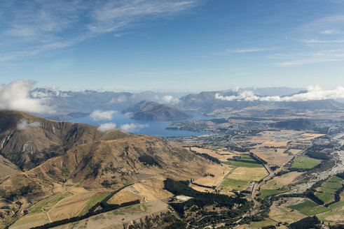 Neuseeland, Südinsel, Otago, Luftaufnahme von Lake Wanaka und Township - MKFF00420