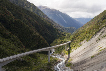 Neuseeland, Südinsel, Südliche Alpen, Arthur's Pass Bridge - MKFF00421