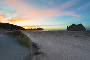 Neuseeland, Südinsel, Puponga, Wharariki Beach bei Sonnenuntergang - MKFF00429