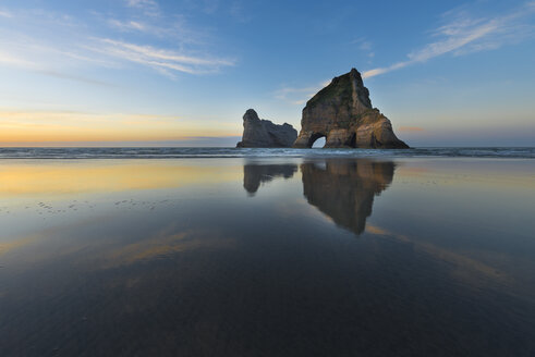 Neuseeland, Südinsel, Puponga, Wharariki Beach, Archway Island am Abend - MKFF00434