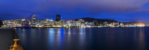 Neuseeland, Nordinsel, Wellington, Hafen, Panoramablick am Abend, lizenzfreies Stockfoto