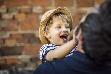 Porträt eines lachenden Kleinkindes, das mit seinem Vater Spaß hat - HAPF02722
