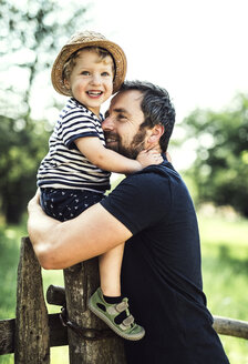 porträt eines glücklichen Vaters und eines kleinen Sohnes, die gemeinsam Zeit im Freien verbringen - HAPF02731