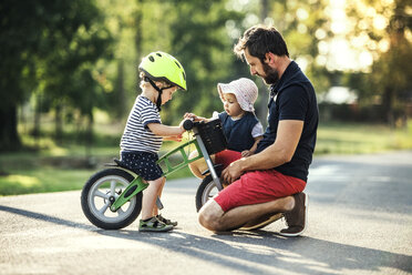 Vater verbringt Zeit mit seinen Kindern im Freien - HAPF02740