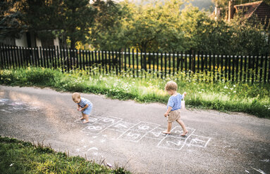 Kleiner Junge und kleine Schwester spielen im Freien - HAPF02785