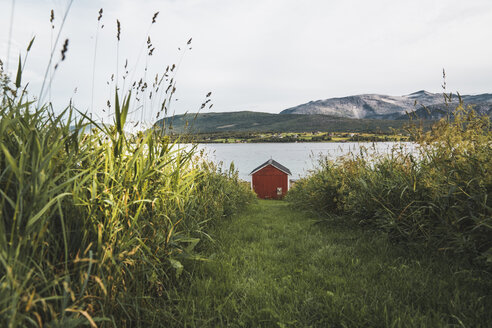 Nordnorwegen, Lappland, Rotes Holzhaus an einem Fjord - KKAF02027