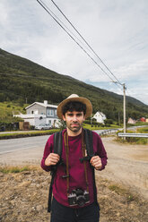 Junger Mann reist durch das norwegische Lappland - KKAF02041