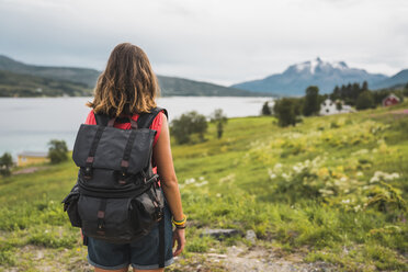 Junge Frau mit Rucksack auf Reisen im norwegischen Lappland - KKAF02046