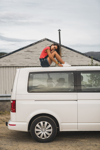 Freunde, die mit einem Wohnmobil durch das norwegische Lappland reisen, lizenzfreies Stockfoto