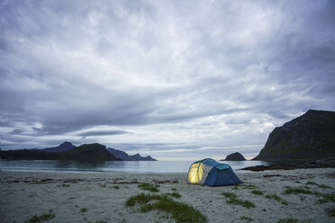 Norwegen, Lappland, Zelt am Strand am Fjord - KKAF02065