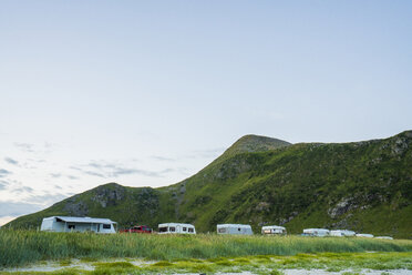 Wohnmobile und Wohnwagen auf einem Campingplatz in Nordnorwegen - KKAF02073