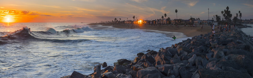 Panorama der Brandung am Strand, The Wedge, Newport Beach, Kalifornien, USA - AURF07238