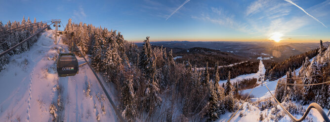 Panoramablick auf die Northwoods-Gondelfahrt bei Sonnenaufgang vom Gore Mountain, New York, USA - AURF07240